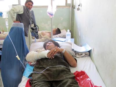 Bei dem Anschlag gab es mehrere Tote und Verletzte. Verletzte nach Anschlag in Nordafghanistan