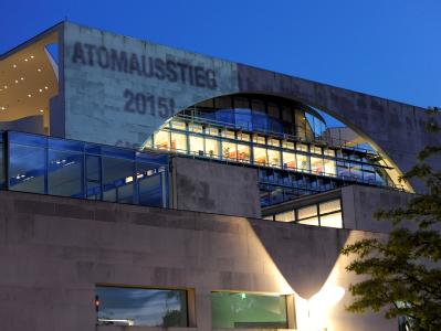 Greenpeace-Aktivisten haben ihre Forderung per Projektion aufs Kanzleramt geworfen. Kanzleramt