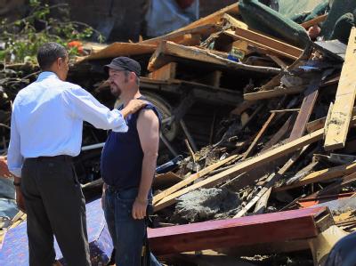 Trost vom Präsidenten für einen Bewohner von Joplin. Obama in Joplin