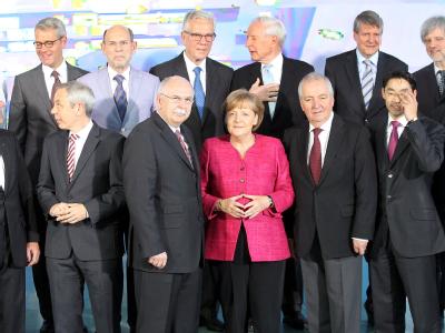 Bundeskanzlerin Merkel (CDU) empfängt am Montag Mitglieder der Ethikkommission «Sichere Energieversorgung» mit ihren Vorsitzenden Matthias Kleiner (vorn, 2.v. l.) und Klaus Töpfer (vorn, 2.v.r.). Ethikkommission im Kanzleramt