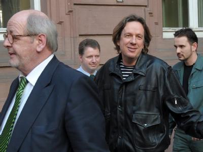 24. März 2010: Jörg Kachelmann (M) geht nach seinem Haftprüfungstermin zu einen Gefangenentransporter. März 2010