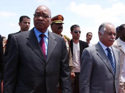 Südafrikas Präsident Jacob Zuma (L) wird in Tripolis von Libyens Regierungschef Baghdadi al-Mahmudi begrüßt. Zuma in Libyen