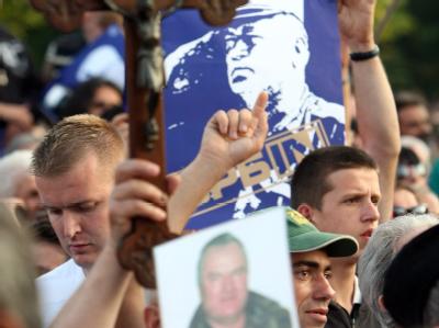 Anhänger von Ratko Mladic solidarisieren sich in Belgrad mit dem mutmaßlichen Kriegsverbrecher. Demonstration für Mladic