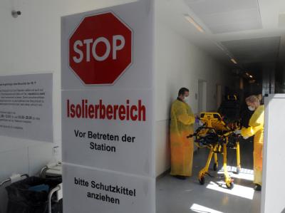 Mitarbeiter in Schutzanzügen in einer Isolierstation. Noch kann in Sachen EHEC keine Entwarnung gegeben werden. Isolierstation