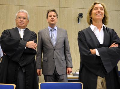 Jörg Kachelmann neben seinen Anwälten Johann Schwenn und Andrea Combe. Kachelmann und Anwälte