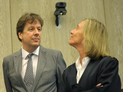 Jörg Kachelmann mit seiner Anwältin Andrea Combe im Gerichtsaal. Zufrieden