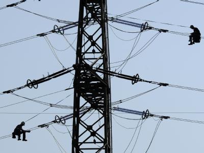 Wegen des Atomausstiegs hält die Bundesnetzagentur bereits zu Pfingsten Probleme beim Stromtransport für möglich. Hochspannungsmast