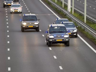 Ein Konvoi mit Ratko Mladic auf dem Weg ins Gefängnis in Den Haag. Mladic auf dem Weg ins Gefängnis
