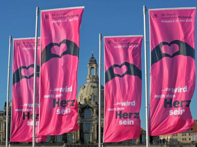 Dresden hat sich geschmückt, überall ist das in Pink gehaltene Logo des Evangelischen Kirchentages ein Blickfang. Evangelischer Kirchentag