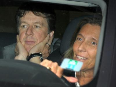 Jörg Kachelmann nach dem Freispruch mit seiner Anwältin Andrea Combe. Kachelmann