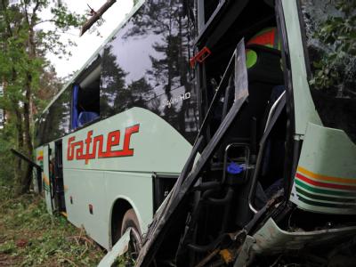 Der Reisebus kam nach Angaben der Polizei auf der Autobahn 5 in Fahrtrichtung Süden aus ungeklärter Ursache rechts von der Fahrbahn ab und blieb erst in einem 20 Meter entfernten Wald stehen. Busunfall - 15 Verletzte aus der Schweiz