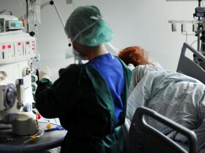 Eine Krankenpflegerin überprüft im Universitätsklinikum Hamburg-Eppendorf auf der Intensivstation die Dialyse bei einem Patienten. Uniklinik Hamburg-Eppendorf