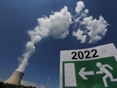 Kühlturm auf dem Gelände der Kernkraftwerke Isar 1 und 2 bei Landshut. Atomausstieg
