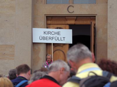 Tausende Menschen strömen zu den Veranstaltungen des Kirchentages. 'Kirche überfüllt'