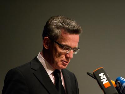 Bundesverteidigungsminister de Maiziere während einer kurzfristig einberufenen Pressekonferenz zum Tod des deutschen Soldaten. de Maiziere