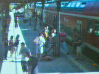 Das von der Polizei veröffentlichte Bild einer Überwachungskamera zeigt das Opfer nach der Attacke auf einem Bahnsteig des S-Bahnhofs Rostock-Warnemünde. Tödliche S-Bahn-Attacke in Warnemünde