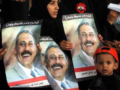 Anhängerinnen von Ali Abdullah Salih zeigen in Sanaa ihre Solidarität mit dem Präsidenten. Präsident Salih leicht verletzt
