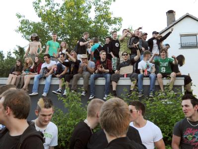 Hunderte Facebook-Fans feierten in Hamburg auf der Straße vor dem Haus von Thessa. Mehrere Einsatzgruppen der Polizei lösten die Party am Ende auf. Facebook-Panne