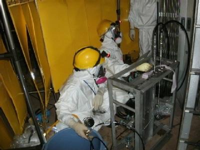 Arbeiter im ersten Stock des Gebäudes von Reaktor Nr. 1 am 3. Juni: Ein Arbeitsroboter maß die bisher höchsten Strahlungswerte. Fukushima Daiichi