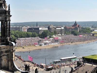 Abschluss am Sonntag: 120 000 Menschen strömten zu dem Open-Air-Gottesdienst an beide Ufer der Elbe. Kirchentag in Dresden