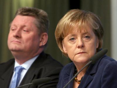 Bundeskanzlerin Merkel und CDU-Generalsekretär Gröhe. Auf einer Klausur wollen sich die Koalitionsparteien wieder zusammenraufen. Generalsekretär und Kanzlerin