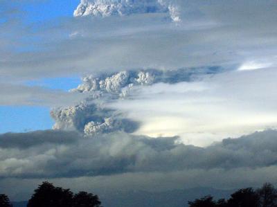 Eine riesige Rauchwolke steht über dem Vulkan Puyehue. Vorsorglich wurde die umgebende Region evakuiert. Rauchwolke