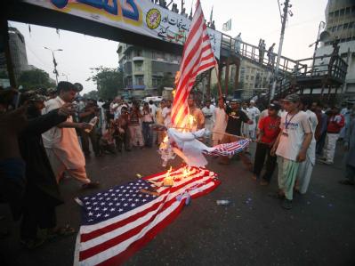 Das Misstrauen gegen Washington hat neue Ausmaße erreicht: Mehr als ein Drittel der Pakistaner hält die USA für die größte Bedrohung ihres Landes. Protest gegen US-Drohnenangriff