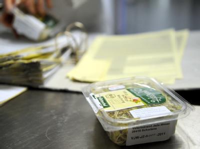 Eine Packung mit Bockshornkleesprossen auf einem Labortisch des Landesamt für Verbraucherschutz und Lebensmittelsicherheit (LAVES) in Oldenburg. Sprossen werden auf EHEC untersucht
