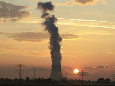 Sonnenaufgang hinter Atomkraftwerk. In der CSU-Landesgruppe gibt es Kritik am Atomausstieg. Sonnenaufgang