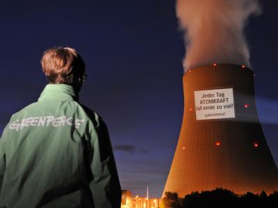 Greenpeace-Aktivisten projizieren in Niederaichbach (Niederbayern) den Satz Greenpeace demonstriert gegen Atomkraft