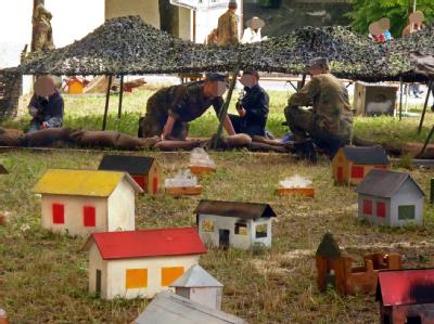 Das Foto zeigt Bundeswehrsoldaten mit Kindern beim Tag der offenen Tür einer Kaserne der Bundeswehr in Bad Reichenhall am 28.05.2011. Kinder-Kriegsspiele