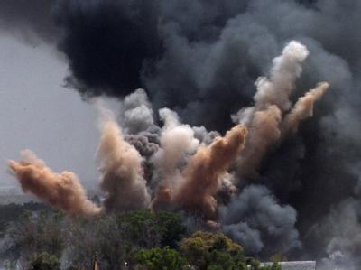 Rauch über dem Sitz von Muammar al-Gaddafi: Die NATO hat erneut das Gelände in Tripolis bombardiert. Bomben auf Tripolis