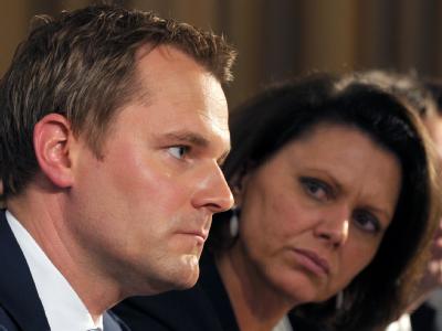 Die Regierung lehnt eine zentrale Seuchenbekämpfung ab, will aber Verbesserungen prüfen: Bundesgesundheitsminister Daniel Bahr (FDP) und Bundesverbraucherschutzministerin Ilse Aigner (CSU) bei der Sonderkonferenz in Berlin. Treffen zu EHEC