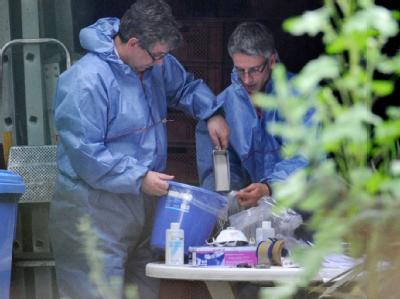 Die Quelle der EHEC-Epidemie sollen Gemüsesprossen eines niedersächsischen Biohofes sein. Nun stellen Kontrolleure den Betrieb auf den Kopf. EHEC-Kontrolleure