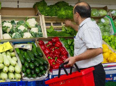 Einkauf in einem türkischem Gemüseladen: Gurken, Salat, Tomaten können wieder problemlos verzehrt werden. Gemüsehändler