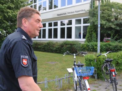 Ein Polizeibeamter vor der Nikolaus-Kopernikus-Hauptschule: Wegen ständiger Gewalt gegen Lehrer und Schüler hat der Direktor Polizeischutz verlangt. Polizeischutz für Hauptschule