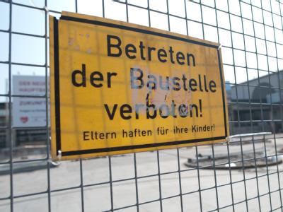 Blick auf den Bauzaun an der Nordseite des Hauptbahnhofs in Stuttgart. Baustelle