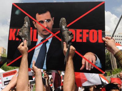 Gegner von Syriens Präsidenten Bashar al-Assad bei einer Protestkundgebung in der türkischen Hauptstadt Ankara. «Verschwinde du Mörder» heißt es auf dem Plakat in türkischer Sprache. Protestkundgebung
