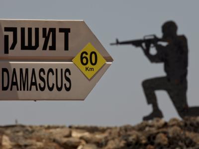 Symbolhaft: Die Statue eines Soldaten an der israelisch-syrischen Grenze. Syrische Grenze