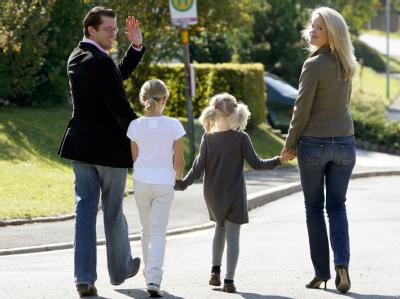 Einer der zurückgetretenen Minister aus dem Merkel-Kabinett: Karl-Theodor zu Guttenberg mit Familie. Foto: Daniel Karmann/Archiv Guttenbergs