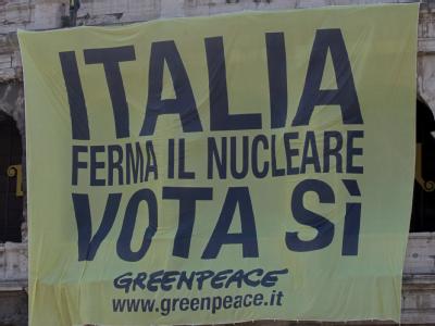 Plakat der Umweltorganisation Greenpeace in Rom: Die Italiener werden womöglich einem Wiedereinstieg in die Kernkraft mit ihrem Votum eine Absage erteilen. Greenpeace-Plakat