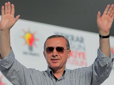 Recep Tayyip Erdogan wird türkischer Ministerpräsident bleiben. Er will der Türkei in seiner dritten Amtszeit eine neue Verfassung geben. Recep Tayyip Erdogan