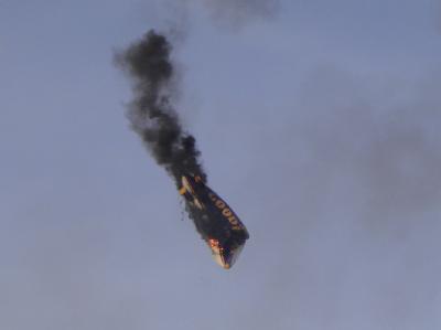 Tödlicher Zwischenfall: Ein Luftschiff, der in der Nähe des Veranstaltungsgeländes kreiste ist abgestürzt. Der Pilot kam dabei ums Leben. Zeppelin Absturz