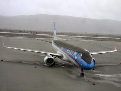 Von Vulkanasche bedecktes Passagierflugzeug auf dem Flughafen im argentinischen Bariloche (Foto vom 12.6.2011). Asche stoppt Flugzeuge