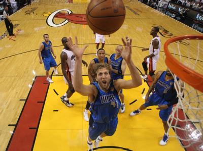 Dirk Nowitzki ist ein Superstar ohne Allüren, ein Teamplayer in Dallas und der DBB-Auswahl. Nowitzki in der Luft