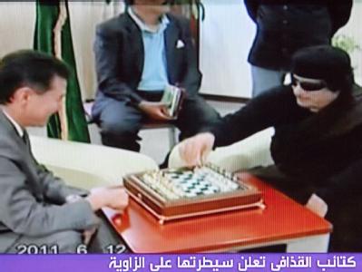 Screenshot vom TV-Sender Al-Arabija: Libyens Machthaber Gaddafi (r.) und der Chef des Weltschachverbandes FIDE, Kirsan Iljumschinow, bei einer Partie Schach am Sonntag. Gaddafi