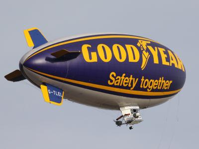 Kurz vor dem Absturz schwebt das Luftschiff am Himmel bei Oberursel in Hessen. (Archivbild vom 12.06.2011) Luftschiff