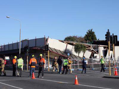Rettungskräfte stehen vor einem eingestürzten Gebäude in Christchurch. Beben in Christchurch