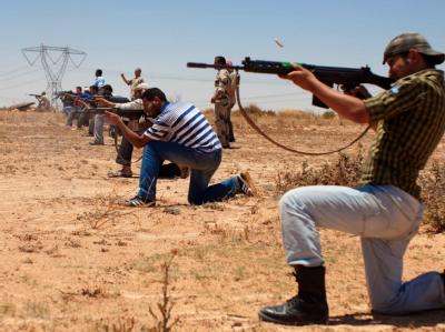 Libysche Rebellen beim Schießtraining. Libysche Rebellen