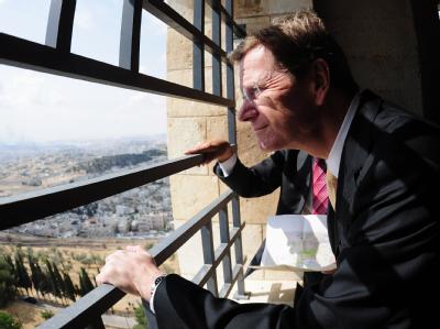Außenminister Guido Westerwelle (FDP) schaut in Jerusalem vom Turm der Auguste Victoria Stiftung auf die Westbank. Westerwelle in Jerusalem